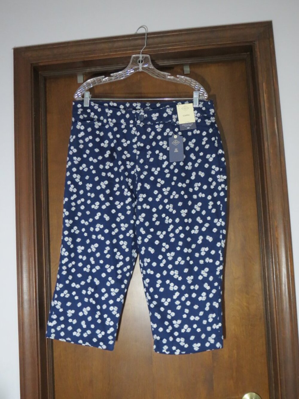 NWT St John’s Bay Women’s Size 16 Capris Midrise/Easy Fit Secretly Slender